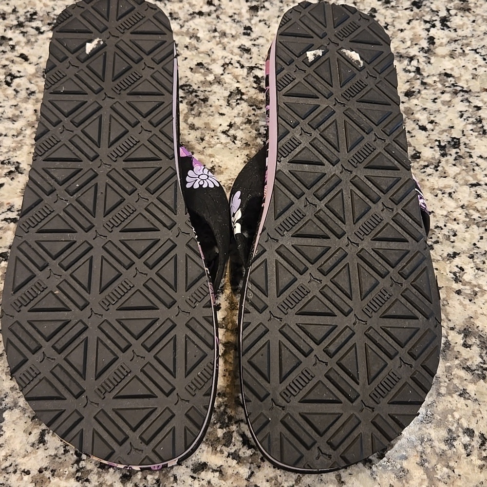 PUMA BLACK AND PURPLE FLORAL LOGO PRINT THONG FLIP-FLOPS. SIZE 7. - Picture 4 of 9